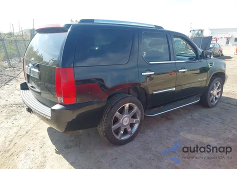 2007 Cadillac Escalade Standard z USA, uszkodzony, nr VIN 1GYFK638X7R297464